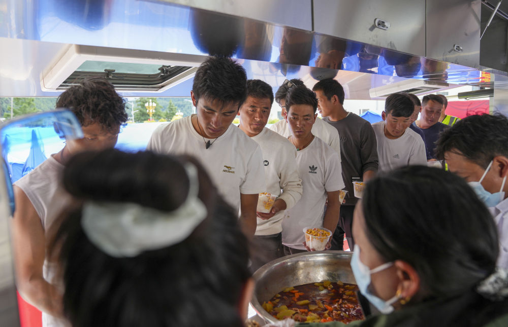 一辆移动餐车的温暖:一碗热乎饭 两地互助情 一辆移动餐车的温暖:一碗热乎饭 两地互助情