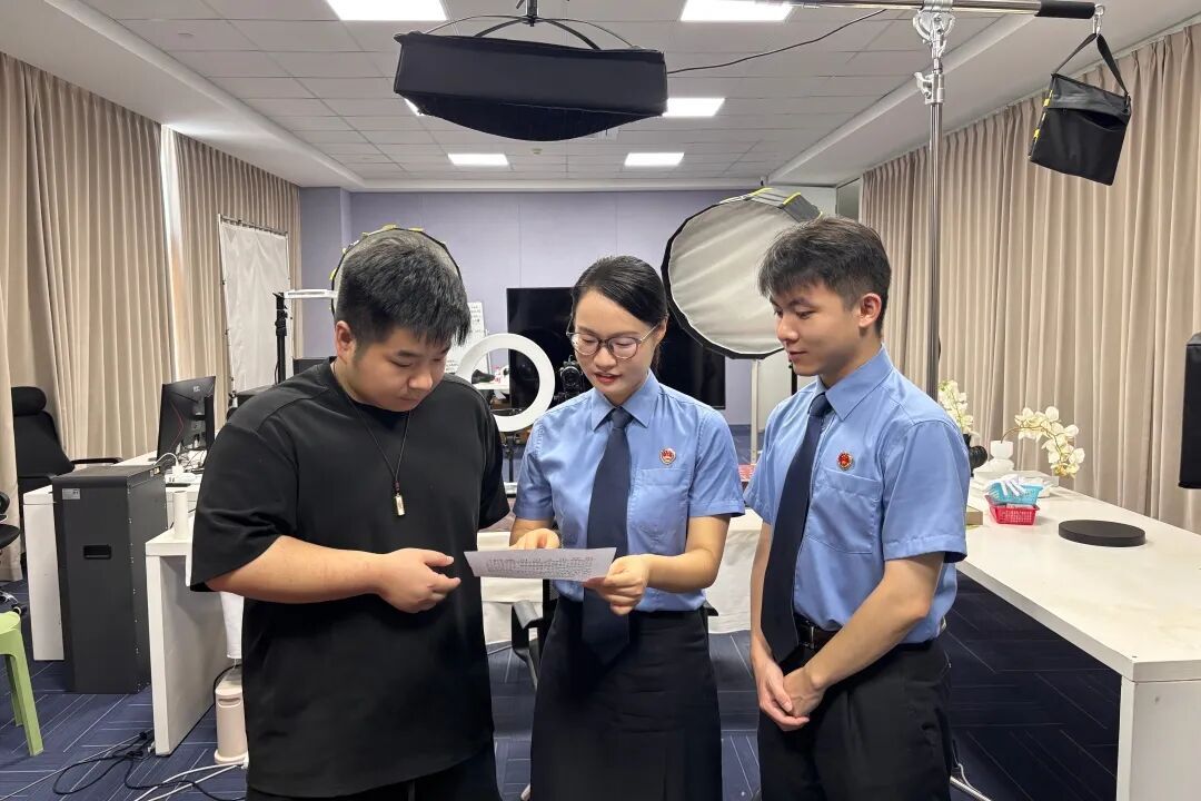 离职员工对公司心存不满,进入直播间后台将100克金条改价为8元买走 离职员工对公司心存不满,进入直播间后台将100克金条改价为8元买走