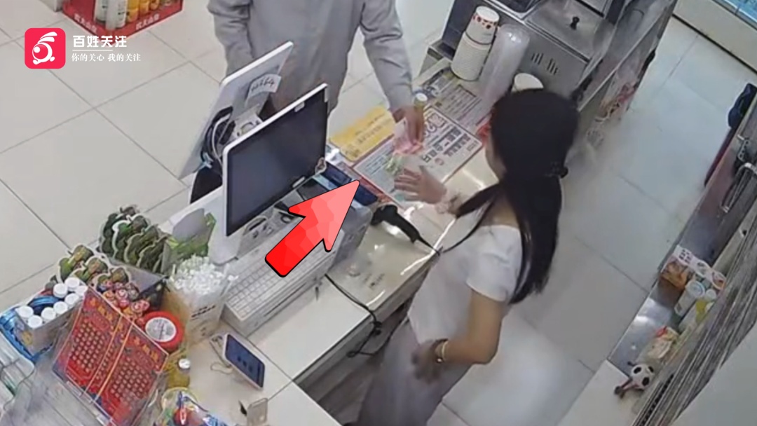陕西渭南两男子演“双簧”,便利店内假币调包真钞,骗走现金和饮料,已报警调查 陕西渭南两男子演“双簧”,便利店内假币调包真钞,骗走现金和饮料,已报警调查