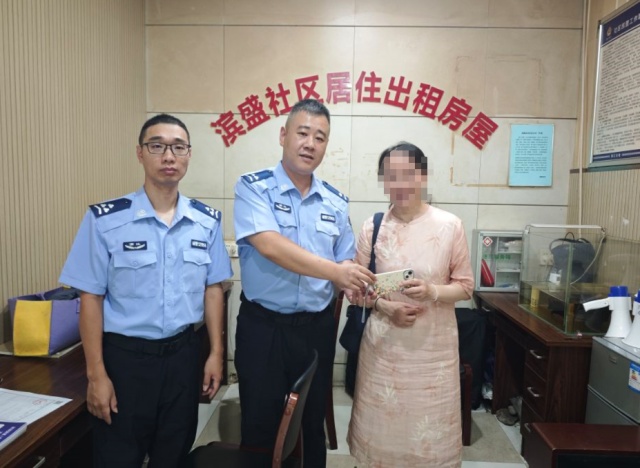 杭州一派出所同一天收到两封表扬信,一封是当天的,一封来自“两年前” 杭州一派出所同一天收到两封表扬信,一封是当天的,一封来自“两年前”