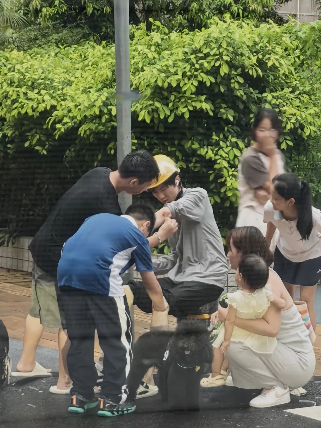 深圳一外卖小哥摔倒被小朋友“围堵”帮忙擦药:“你要去哪里送外卖?我们帮你送” 深圳一外卖小哥摔倒被小朋友“围堵”帮忙擦药:“你要去哪里送外卖?我们帮你送”
