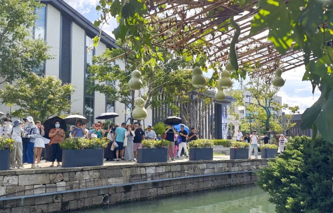 现实版“爷爷和7个葫芦娃”走红,吸引全国游客打卡寻找童年,老人一句话让人泪目 现实版“爷爷和7个葫芦娃”走红,吸引全国游客打卡寻找童年,老人一句话让人泪目