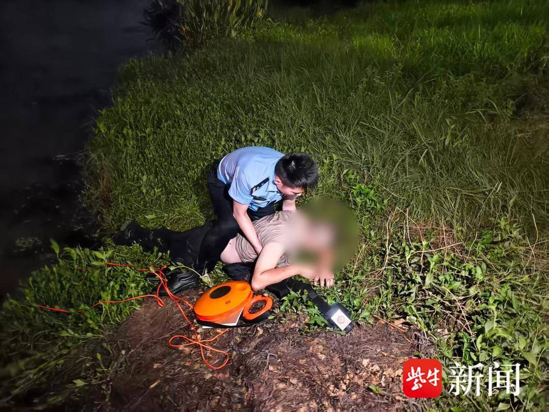 男子半身浸于水塘欲轻生！镇江丹徒民警深夜纵身入水施救