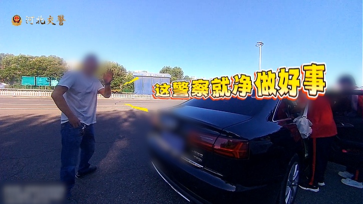送娃路上车爆胎!交警这波操作暖心了…… 送娃路上车爆胎!交警这波操作暖心了……