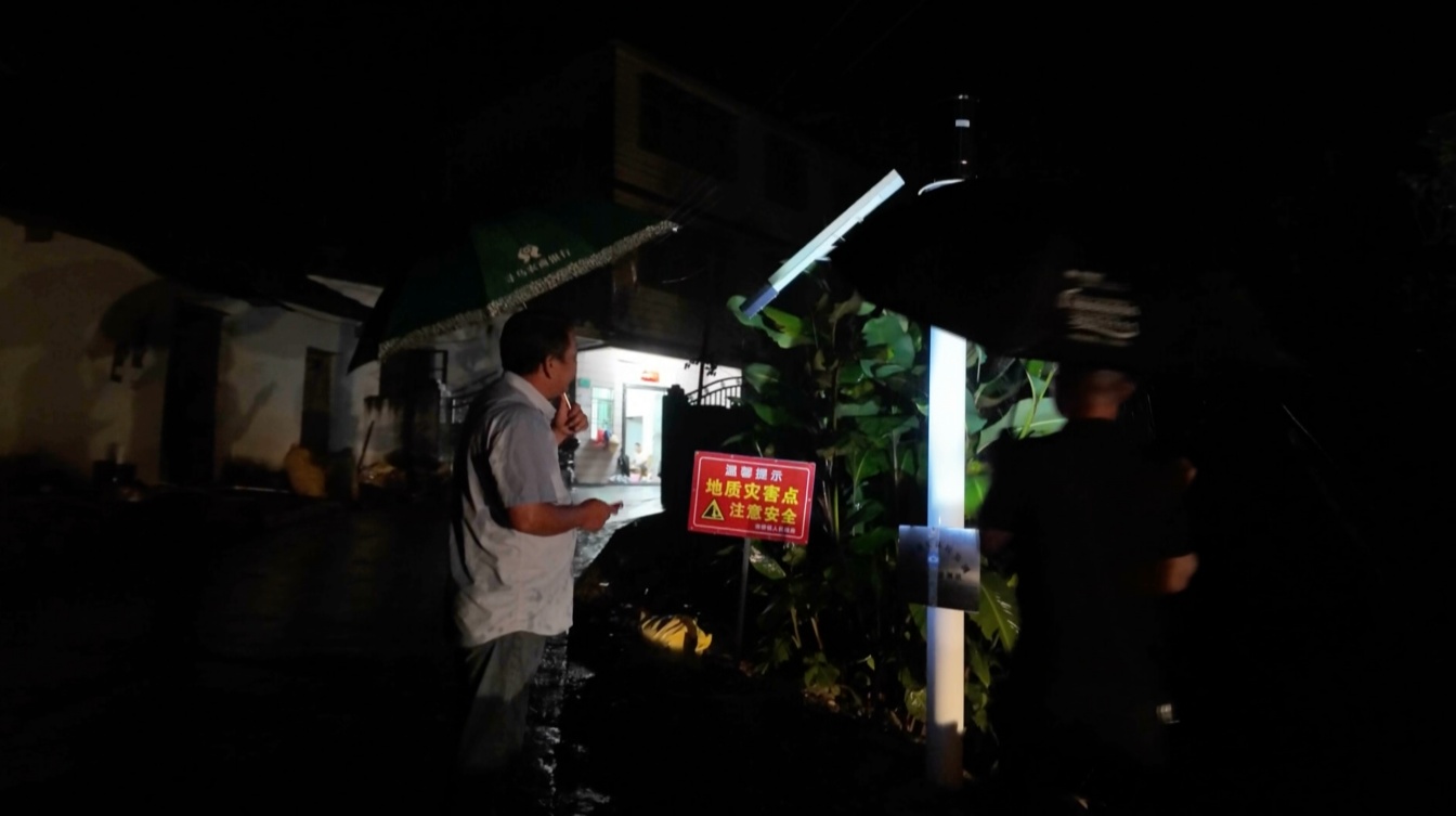 江西寻乌:持续强降雨 连夜转移群众避险 江西寻乌:持续强降雨 连夜转移群众避险