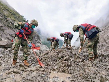 任务部队官兵持续奋战在西藏吉隆救援一线 任务部队官兵持续奋战在西藏吉隆救援一线