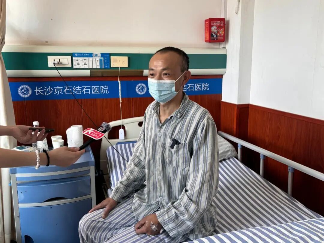 男子腰痛靠药物“扛”两年,就医才知右肾长出铸型结石 男子腰痛靠药物“扛”两年,就医才知右肾长出铸型结石
