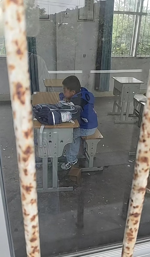 小学生开学,发现全年级就他一个人!网友:每次考试都第1名,上课根本不敢开小差… 小学生开学,发现全年级就他一个人!网友:每次考试都第1名,上课根本不敢开小差…