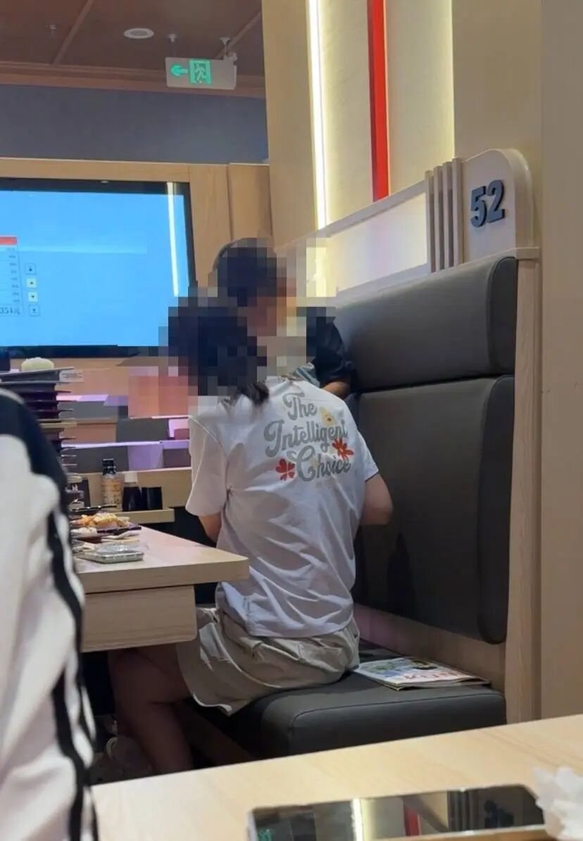 北京一寿司店男童餐桌旁就地小便,店员两次经过却未干预, 门店、市监所回应 北京一寿司店男童餐桌旁就地小便,店员两次经过却未干预, 门店、市监所回应