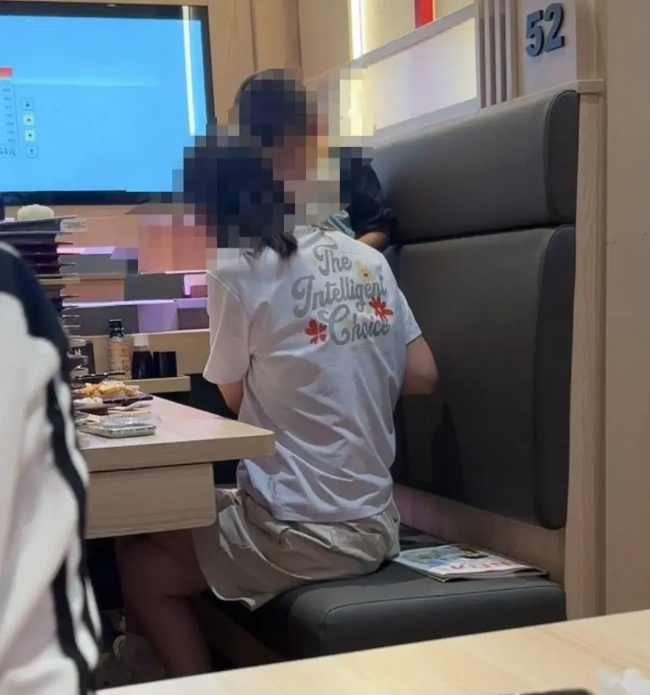 男童餐饮店内就地小便,服务员多次路过未制止?最新回应 男童餐饮店内就地小便,服务员多次路过未制止?最新回应