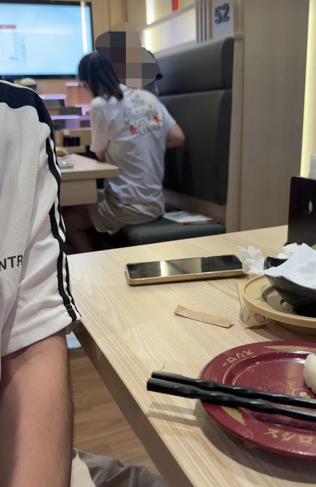 北京一知名餐饮店内,女子用饮料杯孩子接小便,服务员多次路过未制止?回应来了→ 北京一知名餐饮店内,女子用饮料杯孩子接小便,服务员多次路过未制止?回应来了→