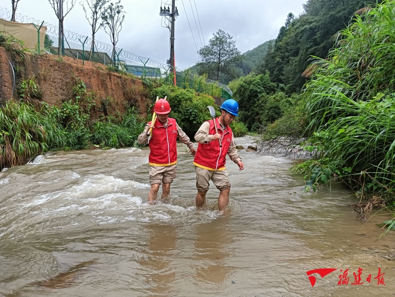 转移群众、抢通路段、彻夜守护……暴雨突袭福建,这些逆行的身影很暖心 转移群众、抢通路段、彻夜守护……暴雨突袭福建,这些逆行的身影很暖心