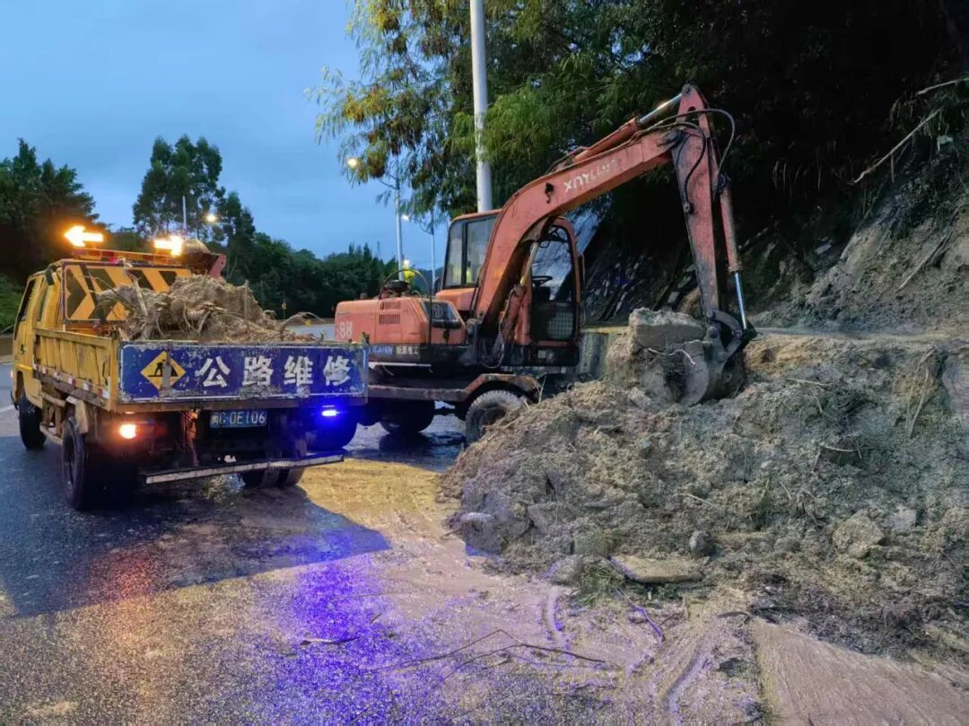 转移群众、抢通路段、彻夜守护……暴雨突袭福建,这些逆行的身影很暖心 转移群众、抢通路段、彻夜守护……暴雨突袭福建,这些逆行的身影很暖心