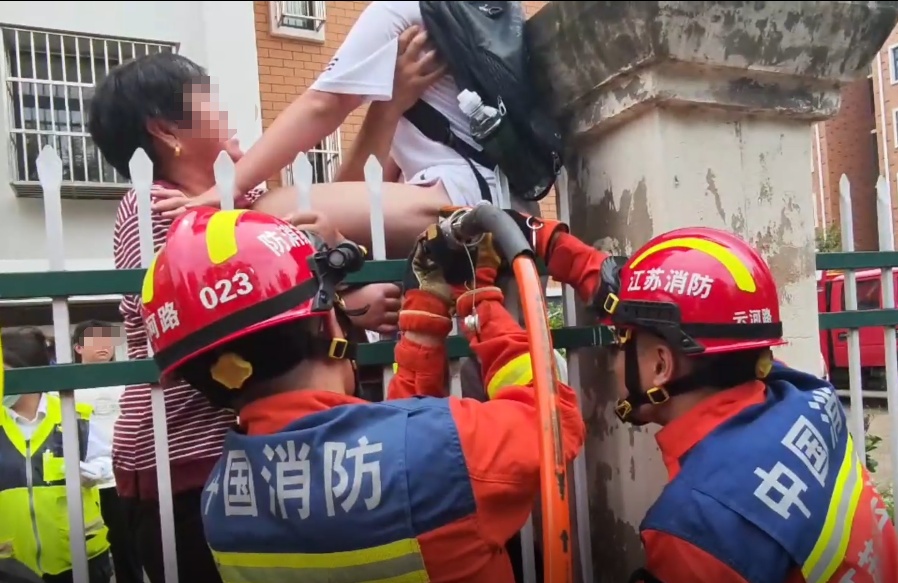 男孩“挂”在小区围栏上,消防员立即剪断“咬人”尖刺! 男孩“挂”在小区围栏上,消防员立即剪断“咬人”尖刺!