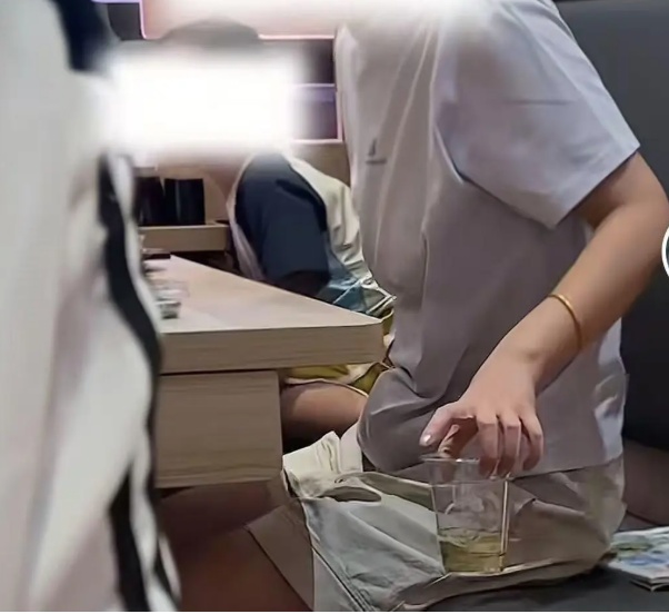男童餐饮店内就地小便,服务员多次路过未制止?最新回应 男童餐饮店内就地小便,服务员多次路过未制止?最新回应