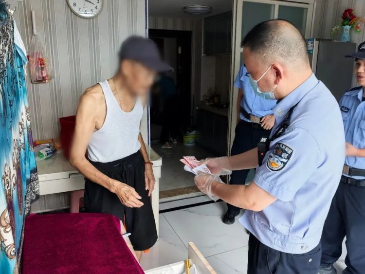 两千元现金“不翼而飞”?大爷报警家中进贼,民警一来“破案”了…… 两千元现金“不翼而飞”?大爷报警家中进贼,民警一来“破案”了……