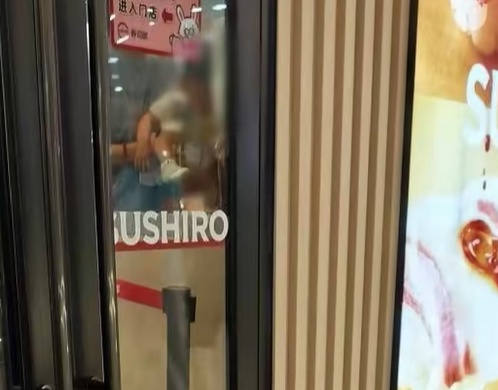 男童餐饮店内就地小便,服务员多次路过未制止?最新回应 男童餐饮店内就地小便,服务员多次路过未制止?最新回应