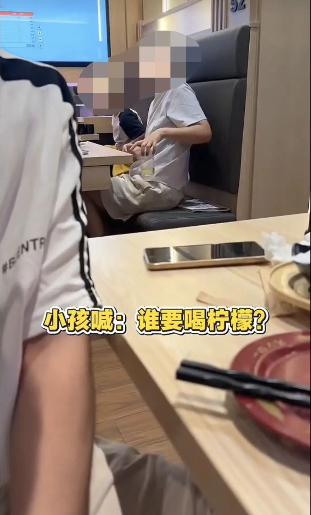 惊呆 | 事发知名餐厅!女子用饮料杯给孩子接小便,服务员假装没看到…… 惊呆 | 事发知名餐厅!女子用饮料杯给孩子接小便,服务员假装没看到……