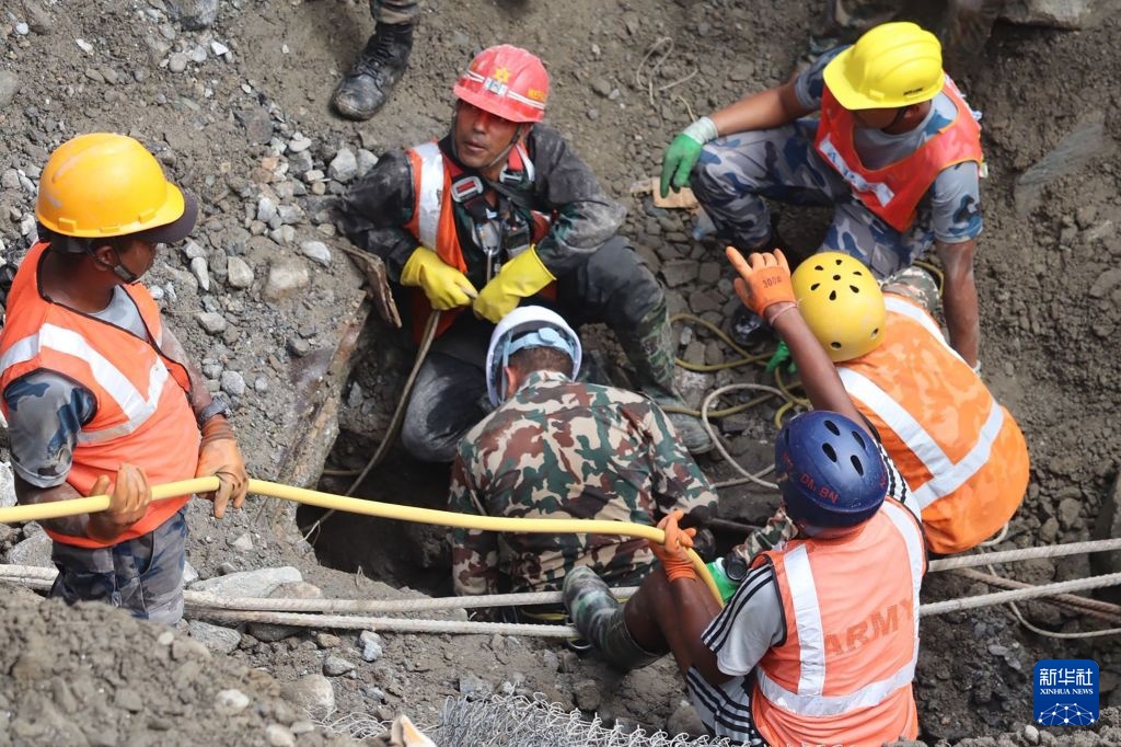 尼泊尔两名被困隧道工人获救 尼泊尔两名被困隧道工人获救