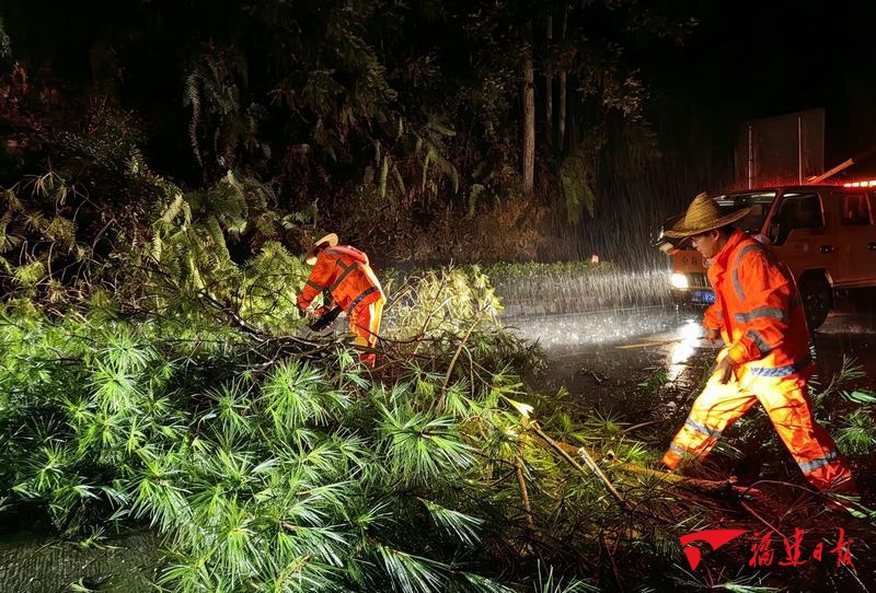 转移群众、抢通路段、彻夜守护……暴雨突袭福建,这些逆行的身影很暖心 转移群众、抢通路段、彻夜守护……暴雨突袭福建,这些逆行的身影很暖心