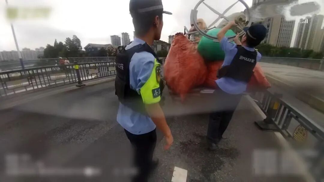 “看到你们来了,我心里一下就踏实了!” “看到你们来了,我心里一下就踏实了!”
