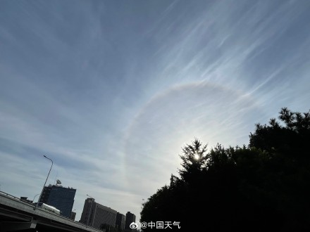 北京朝霞日晕接连上演