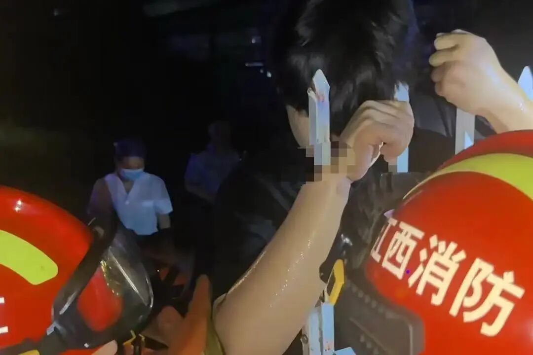 男孩“挂”在小区围栏上,消防员立即剪断“咬人”尖刺! 男孩“挂”在小区围栏上,消防员立即剪断“咬人”尖刺!