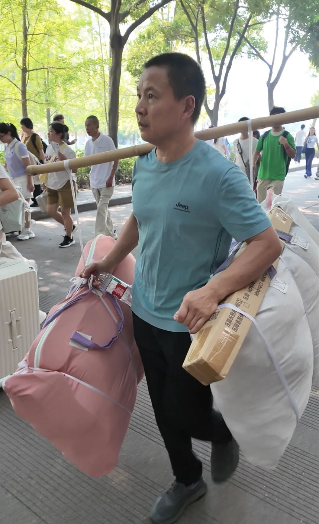 父亲挑扁担送双胞胎姐妹上大学！俩人高考差3分 ，考入同一大学，住同一寝室