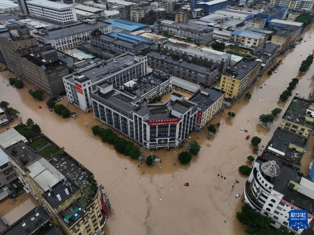 福建莆田：洪水来袭 紧急转移受困工人
