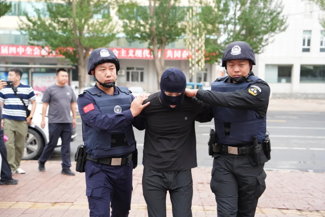 男子因生活琐事与姐夫争执,情绪失控致其当场身亡,潜逃28年终被抓捕归案 男子因生活琐事与姐夫争执,情绪失控致其当场身亡,潜逃28年终被抓捕归案