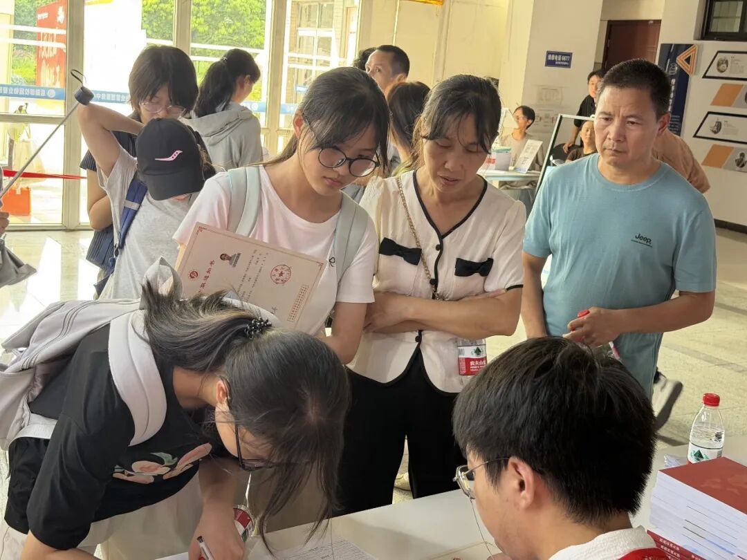 父亲挑扁担送双胞胎姐妹上大学！俩人高考差3分 ，考入同一大学，住同一寝室