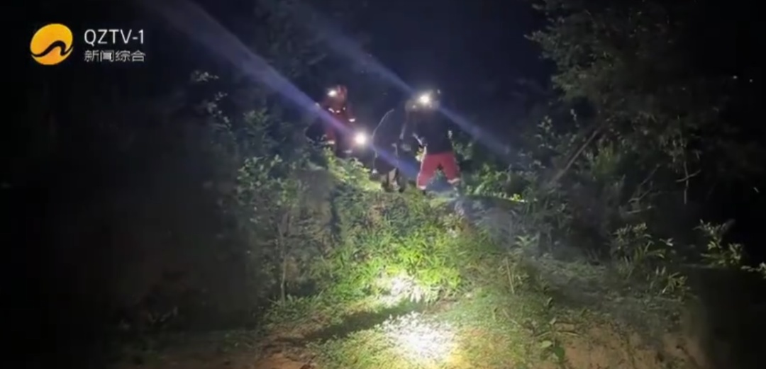 福建泉州一女子雨夜独自爬山散心，因不熟地形迷路被困山上，赶在手机断电前报警求助