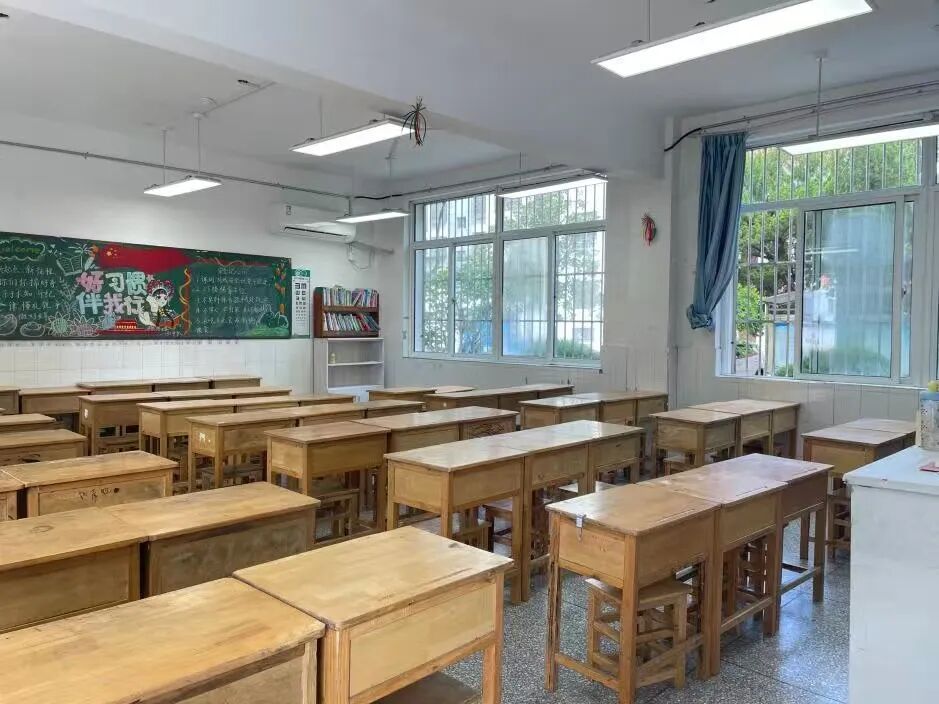 一小学“要求家长自费349元买课桌”?记者实地走访,校方回应 一小学“要求家长自费349元买课桌”?记者实地走访,校方回应