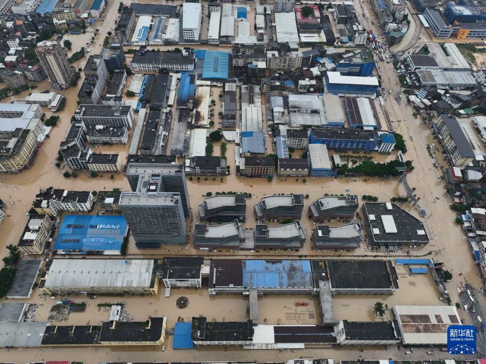 福建莆田：洪水来袭 紧急转移受困工人