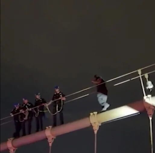 纽约一男子持刀大喊“我有炸弹”,被警方击毙(现场画面) 纽约一男子持刀大喊“我有炸弹”,被警方击毙(现场画面)