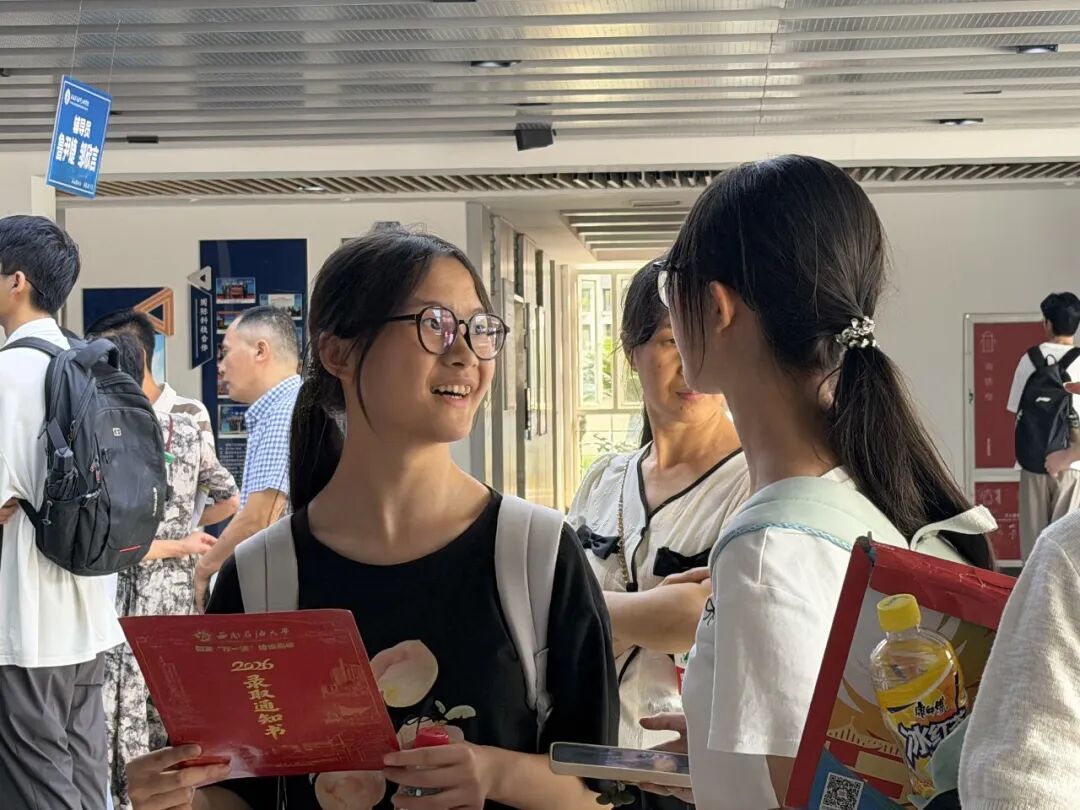 父亲挑扁担送双胞胎姐妹上大学！俩人高考差3分 ，考入同一大学，住同一寝室