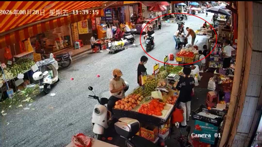 广东一阿婆快要摔倒,店主抄起椅子飞奔上前扶她坐下,当天下午阿婆送红包感谢 广东一阿婆快要摔倒,店主抄起椅子飞奔上前扶她坐下,当天下午阿婆送红包感谢