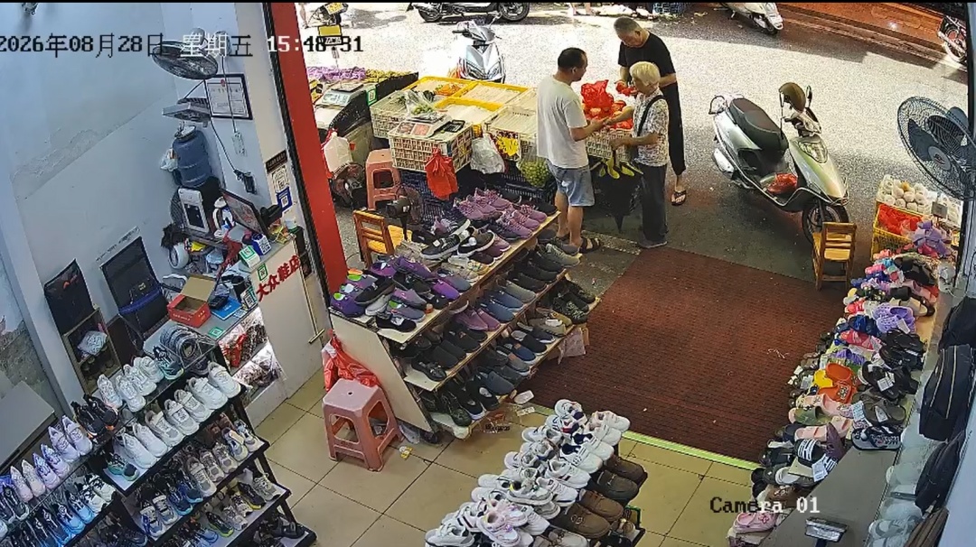 广东一阿婆快要摔倒,店主抄起椅子飞奔上前扶她坐下,当天下午阿婆送红包感谢 广东一阿婆快要摔倒,店主抄起椅子飞奔上前扶她坐下,当天下午阿婆送红包感谢