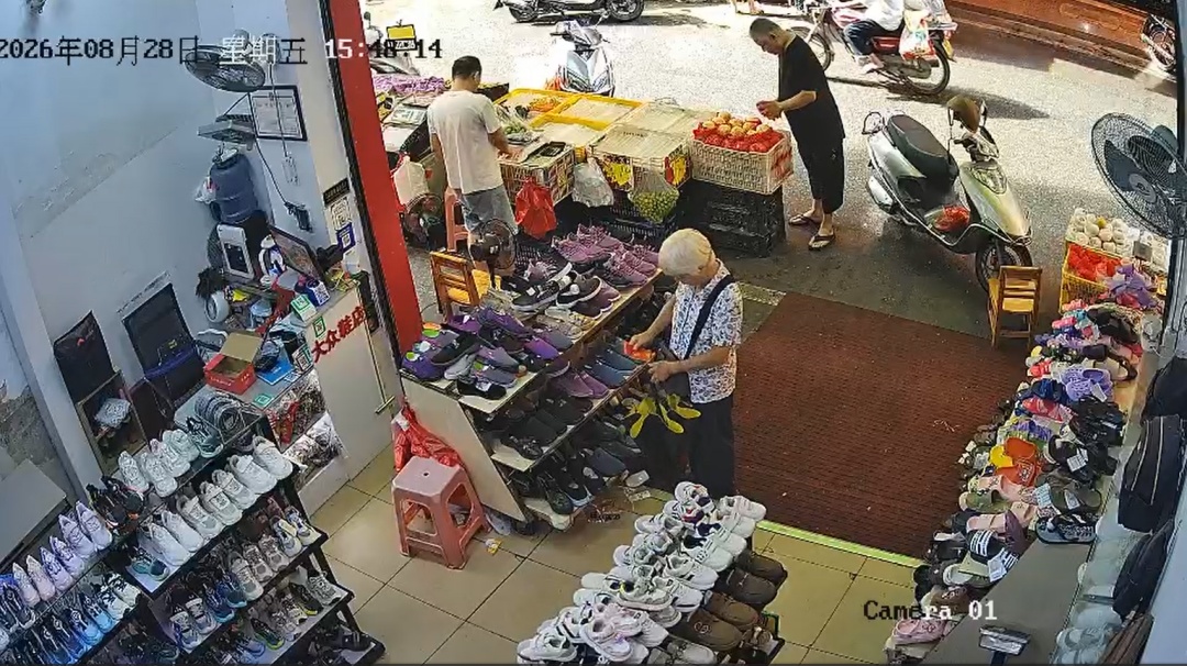 广东一阿婆快要摔倒,店主抄起椅子飞奔上前扶她坐下,当天下午阿婆送红包感谢 广东一阿婆快要摔倒,店主抄起椅子飞奔上前扶她坐下,当天下午阿婆送红包感谢