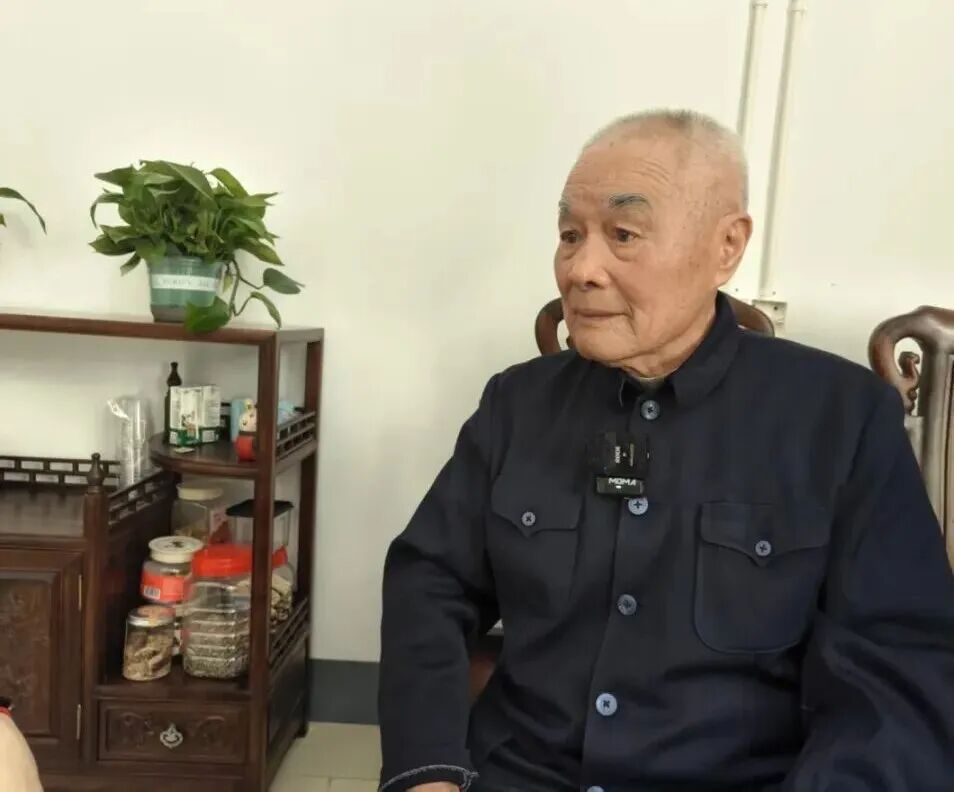 一件衣服穿了36年，98岁老人省了一辈子，却捐出了6000万元！