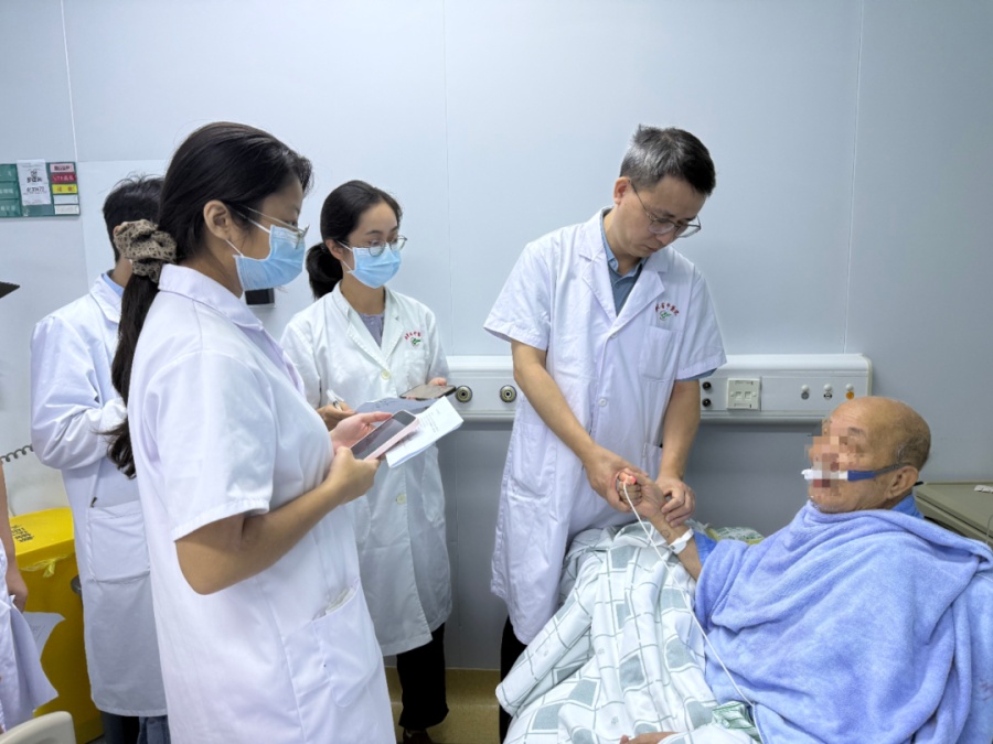 广东101岁大爷血管里长出溃疡，医生从大腿根伸根管子补好了，术后第二天即可进食
