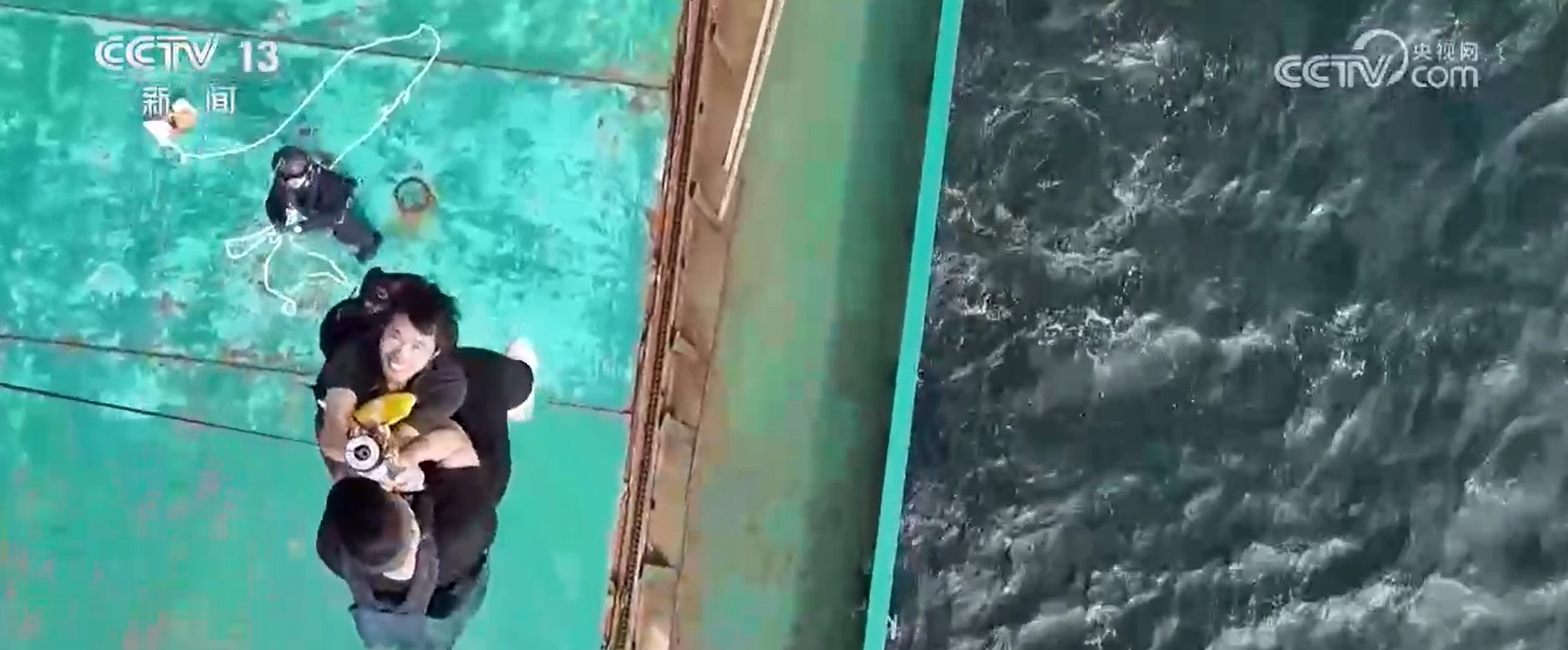 大风天气货船遇险 直升机成功救助被困船员