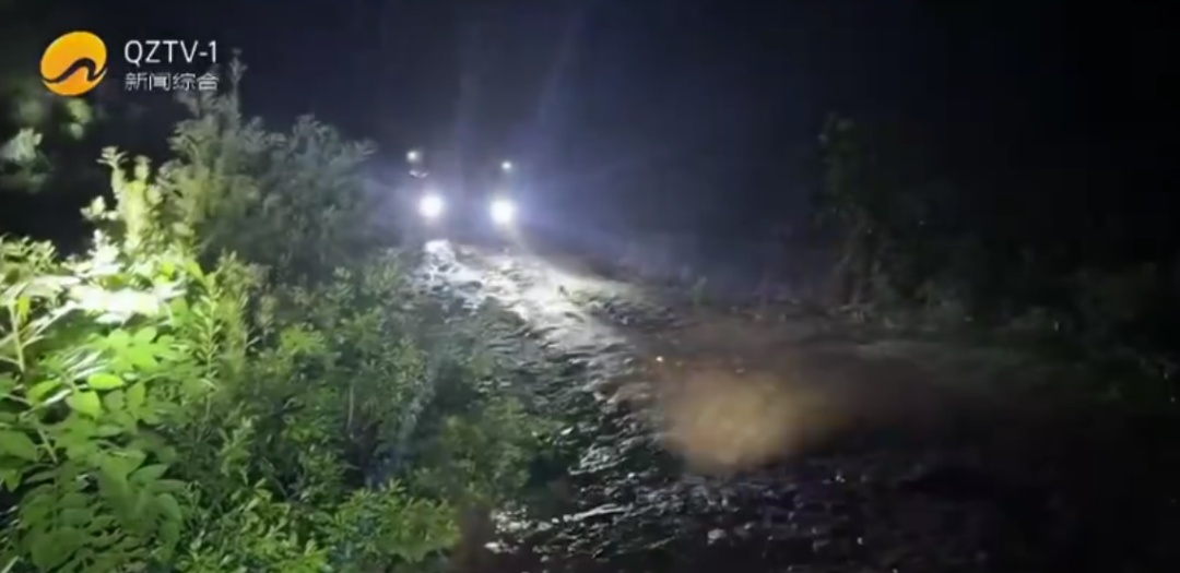 福建泉州一女子雨夜独自爬山散心，因不熟地形迷路被困山上，赶在手机断电前报警求助