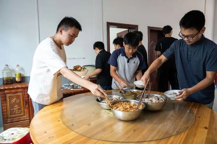 “8个鸡蛋”少年贺永辉，上大学前先当了“贺老师”