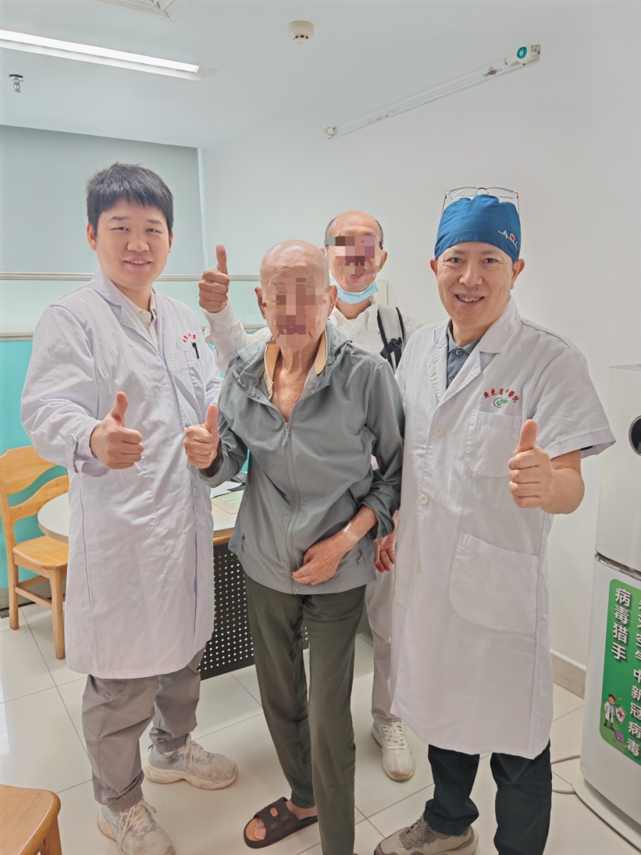 广东101岁大爷血管里长出溃疡，医生从大腿根伸根管子补好了，术后第二天即可进食