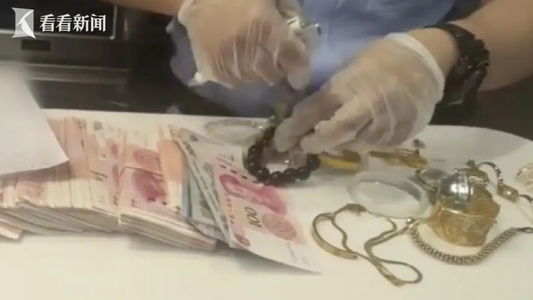 为报复前女友，77岁老人伙同61岁前狱友入室偷走数十万现金首饰......上海警方：都抓了