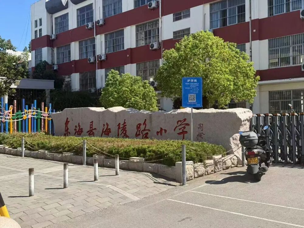 一小学“要求家长自费349元买课桌”?记者实地走访,校方回应 一小学“要求家长自费349元买课桌”?记者实地走访,校方回应