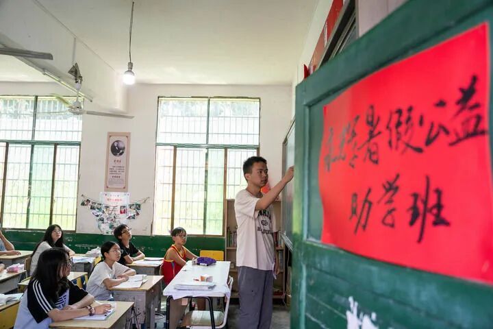 “8个鸡蛋”少年贺永辉，上大学前先当了“贺老师”