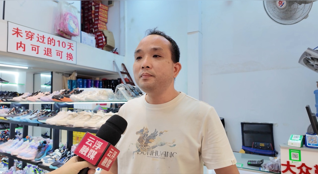 广东一阿婆快要摔倒,店主抄起椅子飞奔上前扶她坐下,当天下午阿婆送红包感谢 广东一阿婆快要摔倒,店主抄起椅子飞奔上前扶她坐下,当天下午阿婆送红包感谢