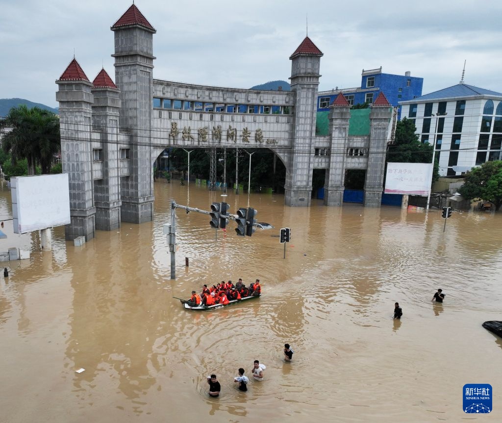 福建莆田：洪水来袭 紧急转移受困工人